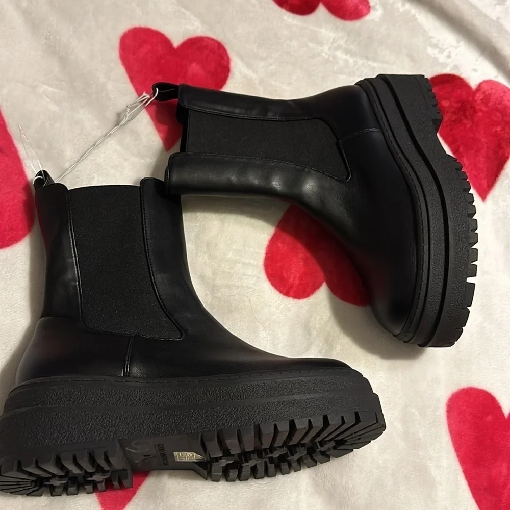 Good American Leather Chelsea Pull On Boot Black Women's